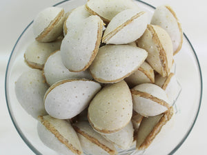 <transcy>Stuffed Almonds</transcy>